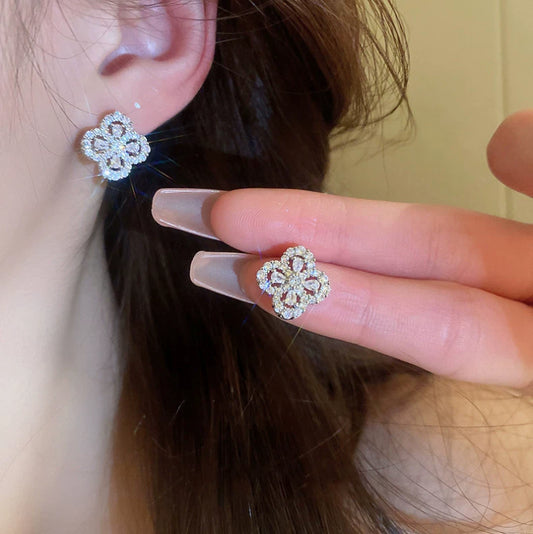 【グッズ】四つ葉クローバーピアス/イヤリング レディース 輝きデザイン 上品 華やか アクセサリー