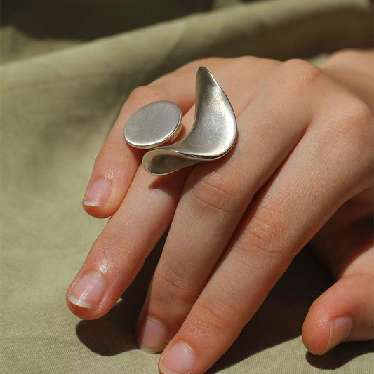 【グッズ】フレンチエレガンス 幾何ムーンモチーフ メタルプリーツ オープンリング