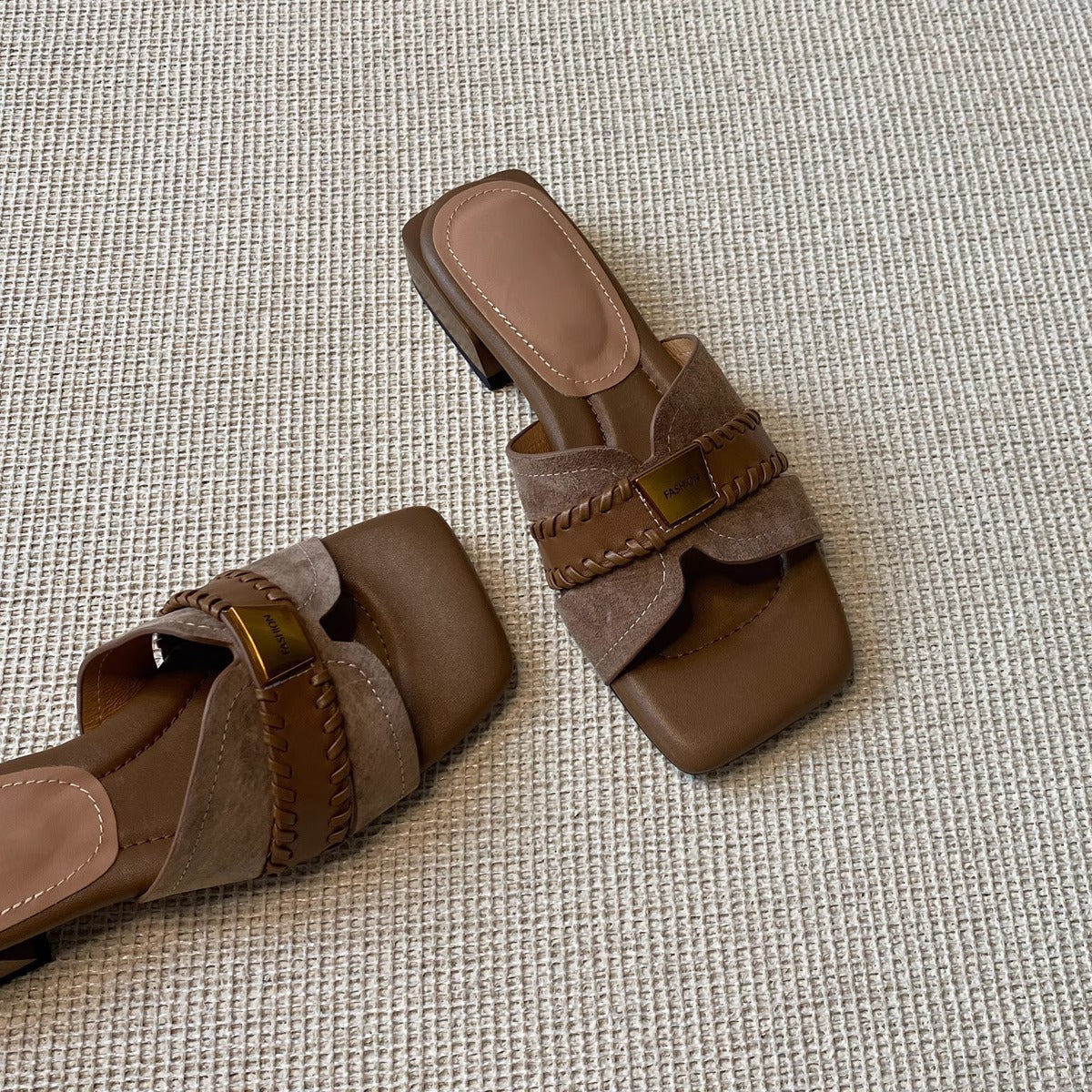 【シューズ】スクエアトゥ フレンチ風 ローヒール 編み込みサンダル