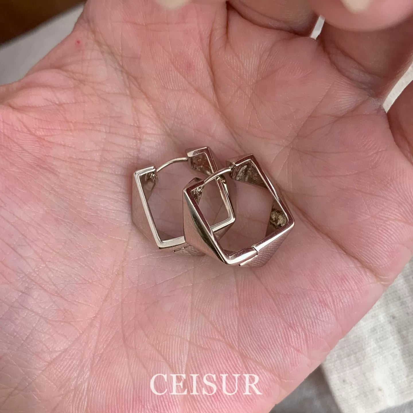【グッズ】シンプルクール幾何学スクエアイヤーカフ 気品溢れる高級感 ファッション性抜群 レトロピアス
