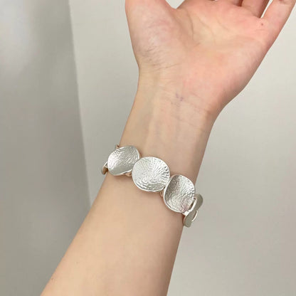 【グッズ】個性派＆ミニマル 不規則形バングル おしゃれで使いやすい大人の手元アクセサリー