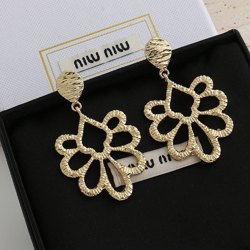 【🎁 B2G1｜先行スタート！】【グッズ】個性派デザイン 金属×ラタン フラワーモチーフ 透かし細工ピアス