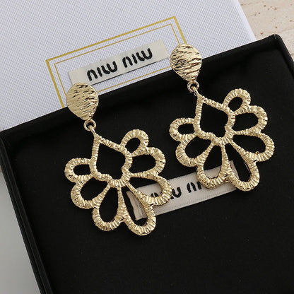 【🎁 B2G1｜先行スタート！】【グッズ】個性派デザイン 金属×ラタン フラワーモチーフ 透かし細工ピアス