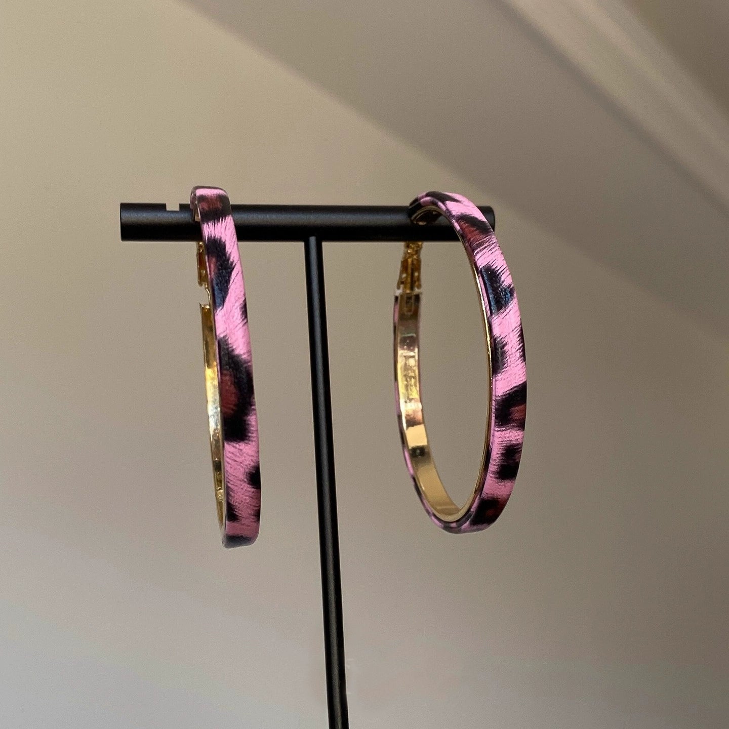 【🎁 B2G1｜先行スタート！】【グッズ】【目立ち度MAX】バービーピンク×レオパード柄フープピアス／ビッグサイズで小顔見え！