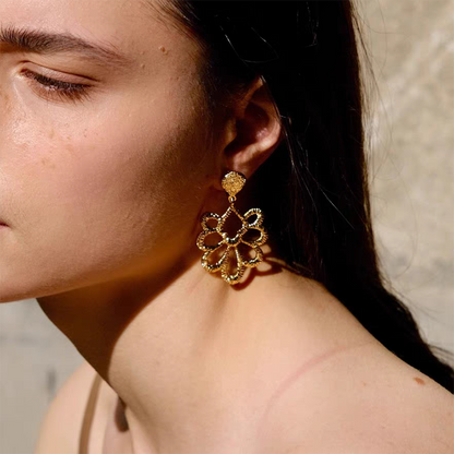 【🎁 B2G1｜先行スタート！】【グッズ】個性派デザイン 金属×ラタン フラワーモチーフ 透かし細工ピアス