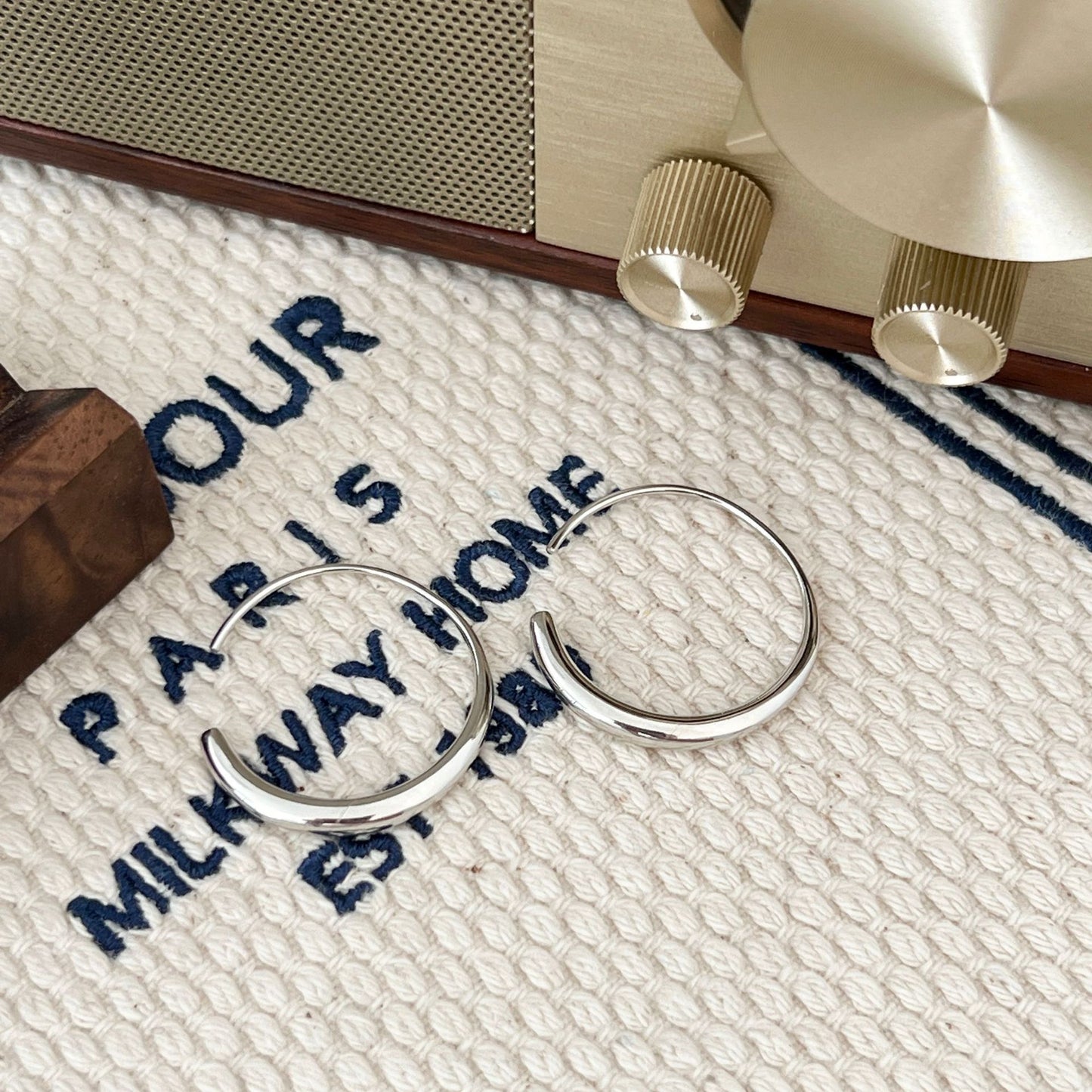 【🎁 B2G1｜先行スタート！】【グッズ】純銀製 ハーフサークル フープピアス 高級感＆重厚感