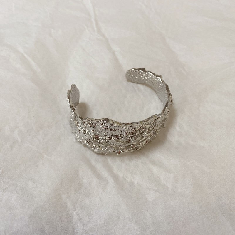 【グッズ】デザインバングル レディース 金属ブレスレット アシンメトリー加工 存在感アクセサリー 高級感