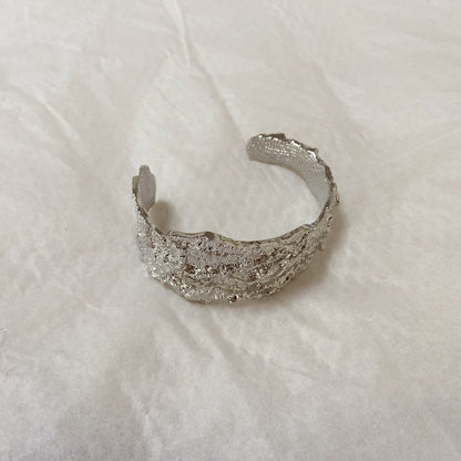 【グッズ】デザインバングル レディース 金属ブレスレット アシンメトリー加工 存在感アクセサリー 高級感