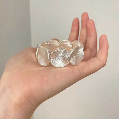 【グッズ】個性派＆ミニマル 不規則形バングル おしゃれで使いやすい大人の手元アクセサリー