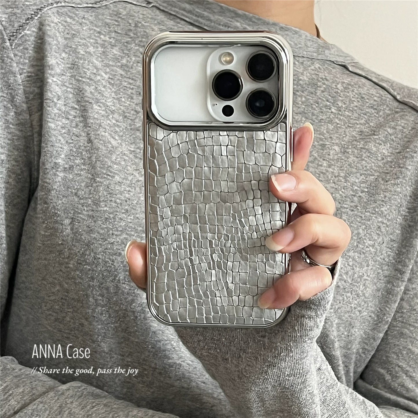 【グッズ】高級感 シルバーグレー メッキ加工 クロコ型押し レザー iPhone17 Pro Max対応ケース 新作 iPhone16 / 15 Pro / 14対応 全面保護 耐衝撃 男女兼用