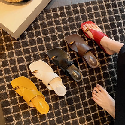 📈 注文殺到中【シューズ】おしゃれな メタルトゥカバー付き スクエアトウ フラットサンダル