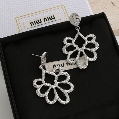 【🎁 B2G1｜先行スタート！】【グッズ】個性派デザイン 金属×ラタン フラワーモチーフ 透かし細工ピアス