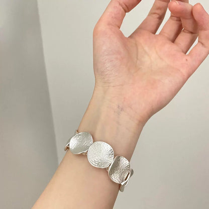 【グッズ】個性派＆ミニマル 不規則形バングル おしゃれで使いやすい大人の手元アクセサリー