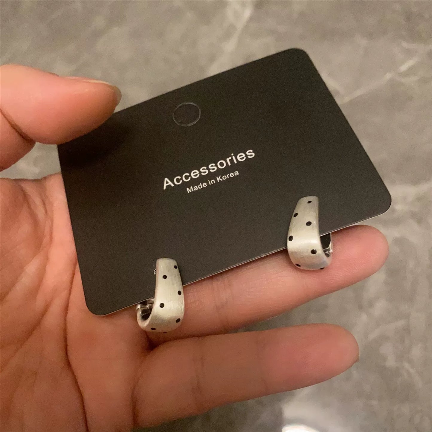 【グッズ】韓国風 ブラック 小ドット メタリック風 シンプルデザイン 小ぶり おしゃれ ピアス レディース