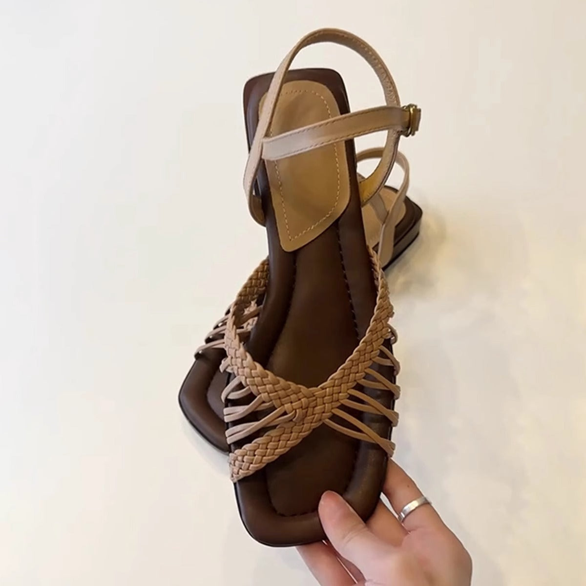 【シューズ】ヴィンテージ編み込みスクエアトゥ ローヒールリゾートサンダル