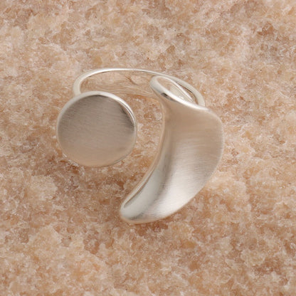 【グッズ】フレンチエレガンス 幾何ムーンモチーフ メタルプリーツ オープンリング