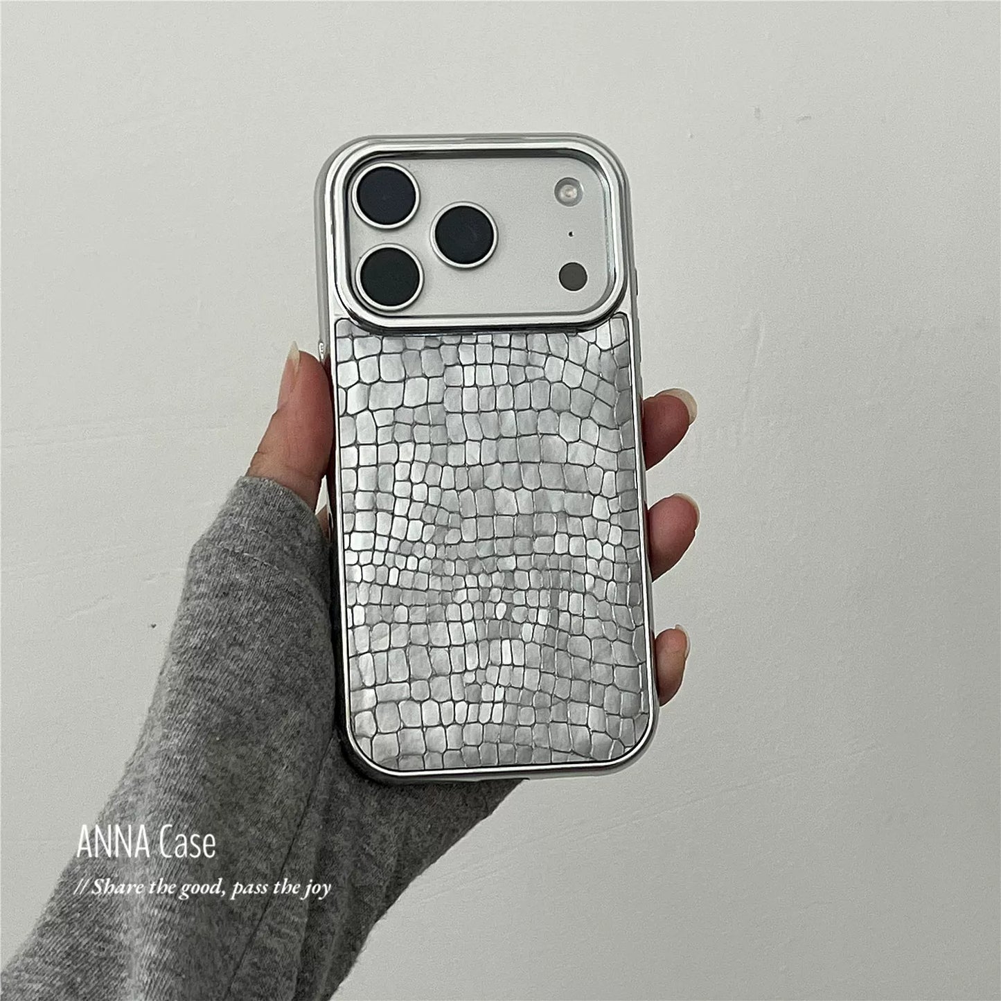 【グッズ】高級感 シルバーグレー メッキ加工 クロコ型押し レザー iPhone17 Pro Max対応ケース 新作 iPhone16 / 15 Pro / 14対応 全面保護 耐衝撃 男女兼用