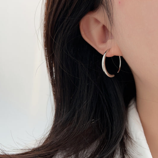 【🎁 B2G1｜先行スタート！】【グッズ】純銀製 ハーフサークル フープピアス 高級感＆重厚感