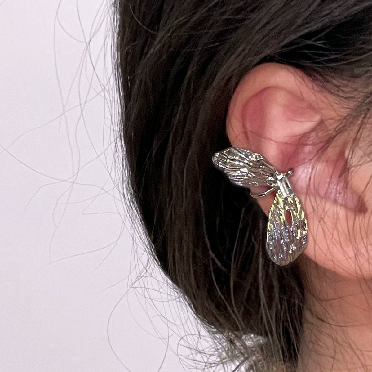 【🎁 B2G1｜先行スタート！】【グッズ】クール系 蝶結びイヤーカフ レディース 夏 高級感 キラキララインストーン イヤークリップ ノンホール ピアス