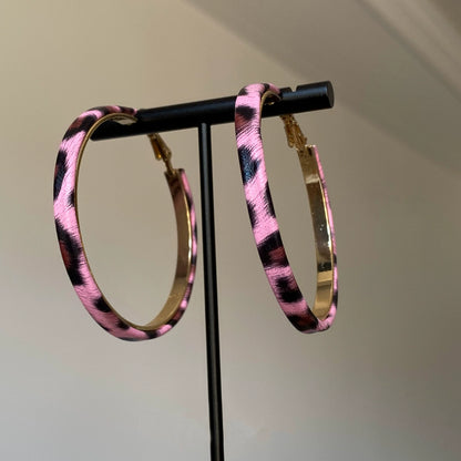 【🎁 B2G1｜先行スタート！】【グッズ】【目立ち度MAX】バービーピンク×レオパード柄フープピアス／ビッグサイズで小顔見え！