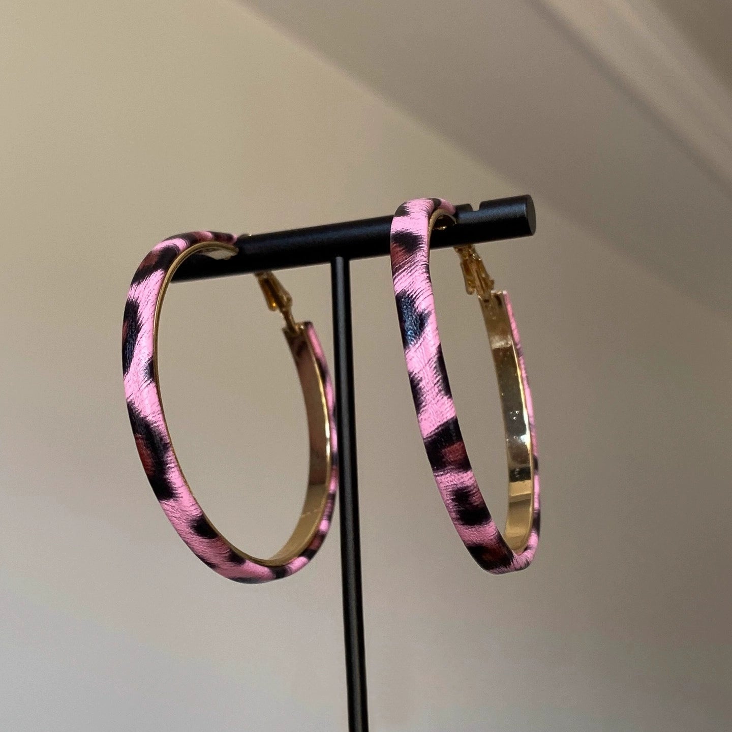 【🎁 B2G1｜先行スタート！】【グッズ】【目立ち度MAX】バービーピンク×レオパード柄フープピアス／ビッグサイズで小顔見え！