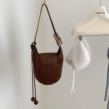 【バッグ】スエード調 ハンドバッグ ファーチャーム付き シンプル 高級感 ショルダーバッグ