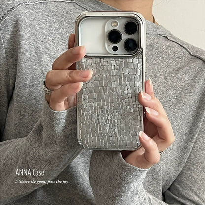 【グッズ】高級感 シルバーグレー メッキ加工 クロコ型押し レザー iPhone17 Pro Max対応ケース 新作 iPhone16 / 15 Pro / 14対応 全面保護 耐衝撃 男女兼用