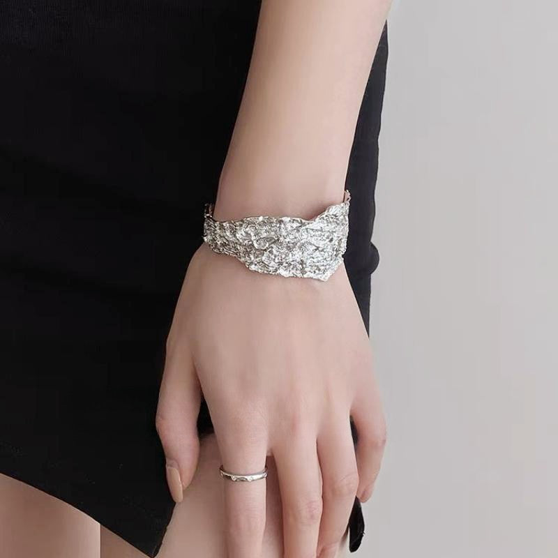【グッズ】デザインバングル レディース 金属ブレスレット アシンメトリー加工 存在感アクセサリー 高級感