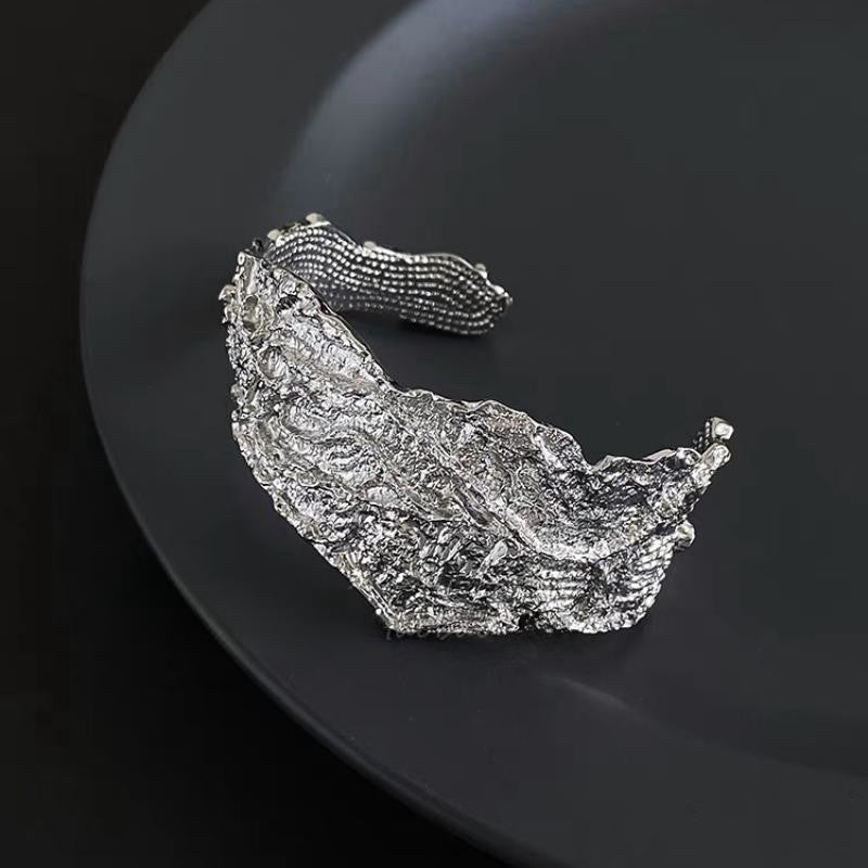 【グッズ】デザインバングル レディース 金属ブレスレット アシンメトリー加工 存在感アクセサリー 高級感